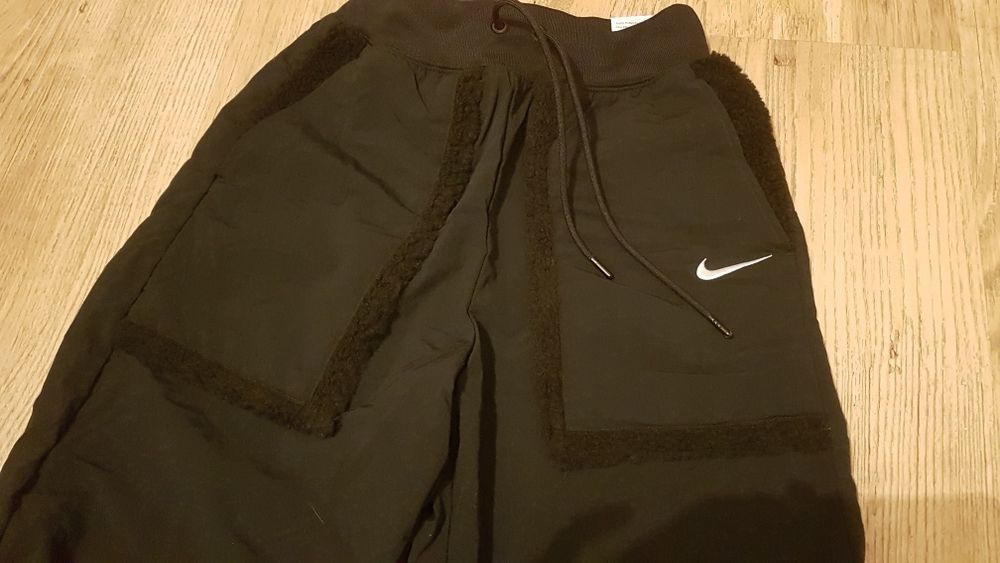 Дамско долнище Nike Essential Woven XS