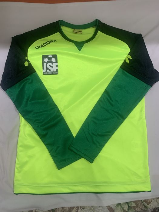 Продам комплект футбольной / теннисной формы. Размера M.