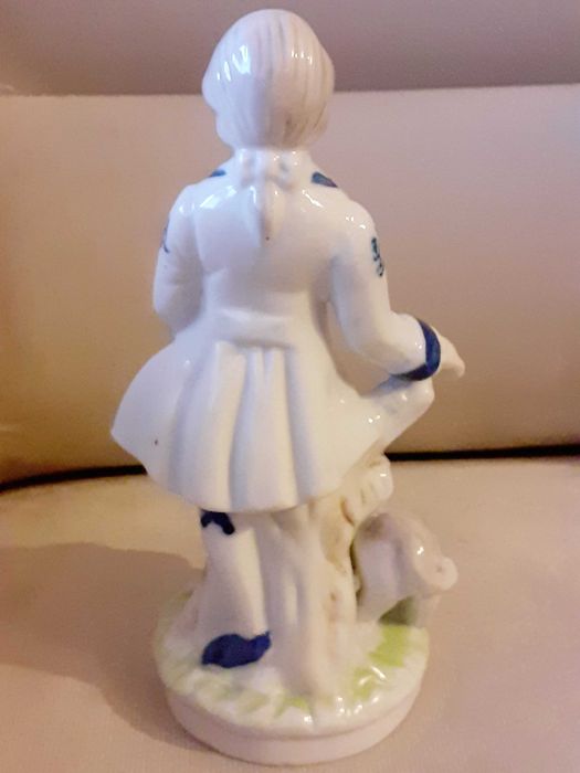 Порцеланова фигура "Момче с куче"