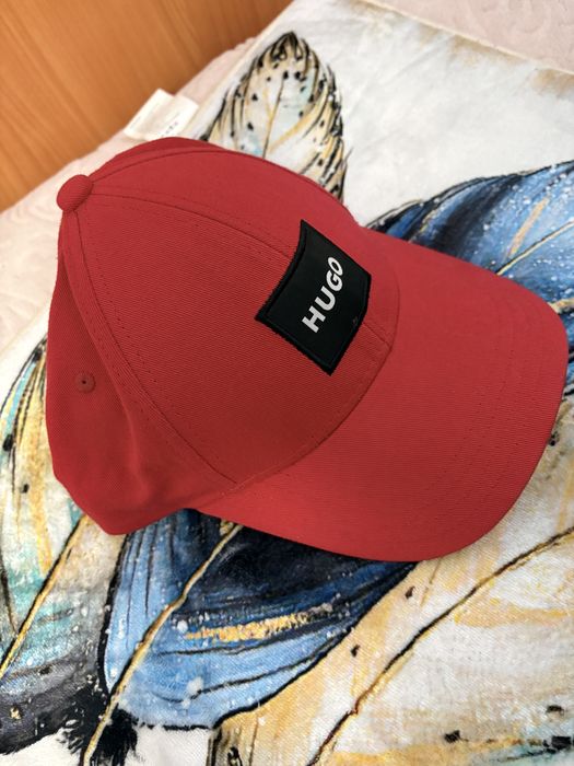 Șapcă Hugo Boss roșie ORIGINALĂ – stare foarte bună