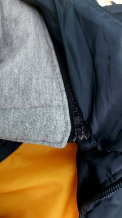 Vestă băieți,  cu glugă detașabilă, în stare foarte buma