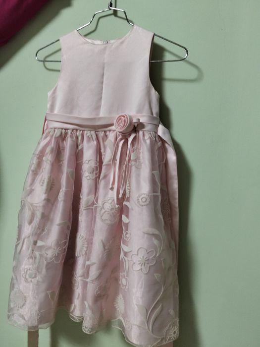 Продам красивое платье на девочку 5-7 лет