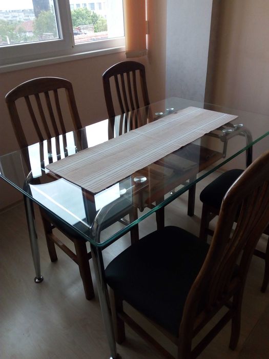 Трапезна маса стъклена  метални крака и дървени елементи