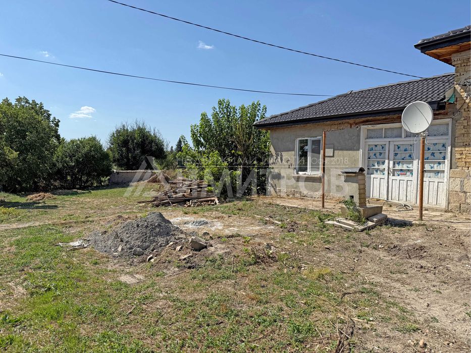 Продава се самостоятелна тухлена къща в гр. Плиска с двор близо 2 дка.