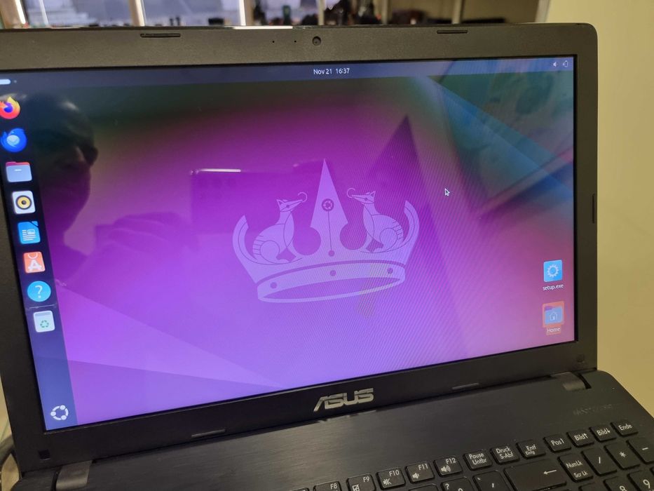 Лаптоп Asus подходящ за филми