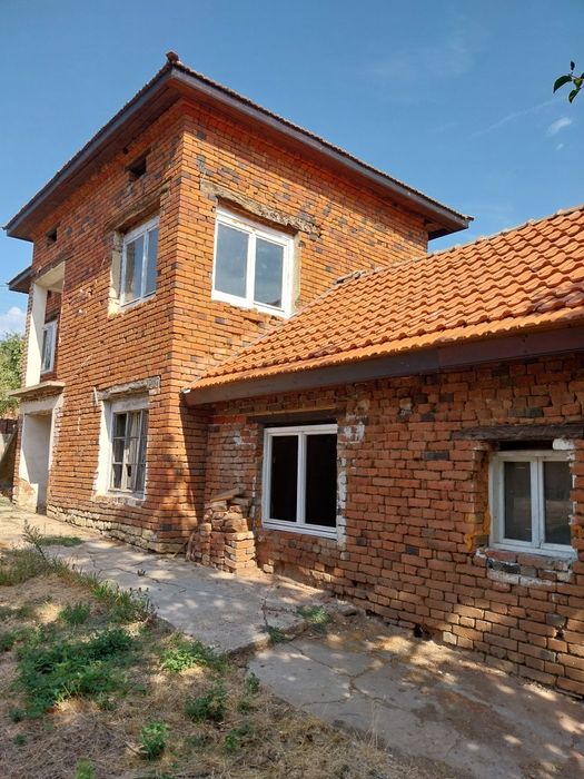 Продавам къща в с.Писарово общ.Искър обл Плевен на 2 етажа ,двор гараж