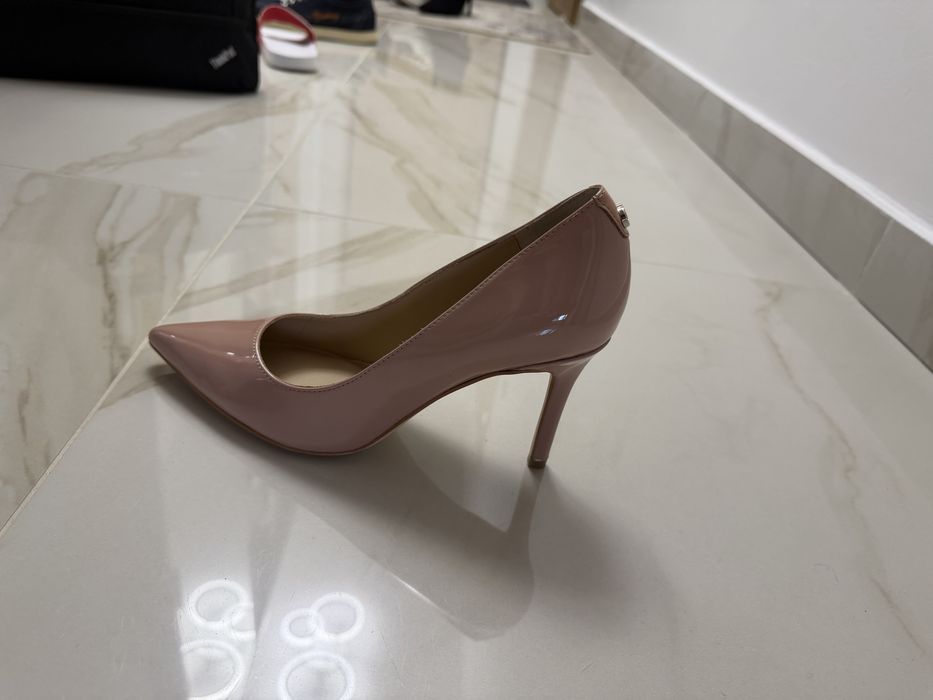 Pantofi nude lac Guess noi