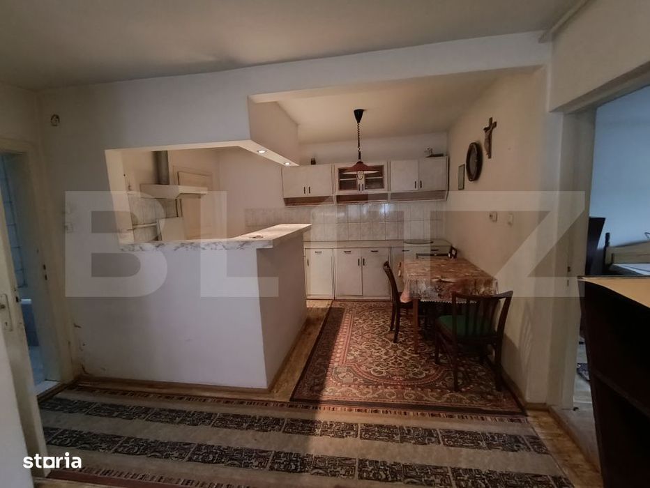 Casa de vanzare/spatiu comercial, cu 4 camere si un teren de 300 mp, c