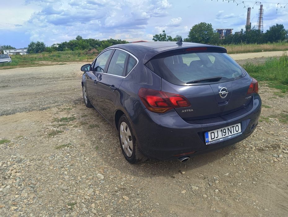 Opel Astra J 2011