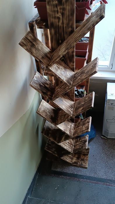 Етажерка за книги от дърво