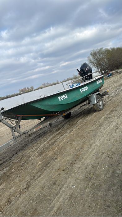 Barca Trimaran 4m cu motorMercury  30cp