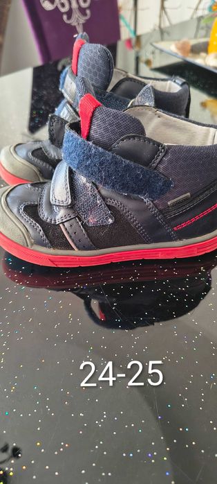 Подарявам детски обувки.