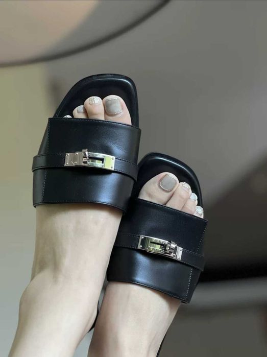 Шлёпанцы чёрные.