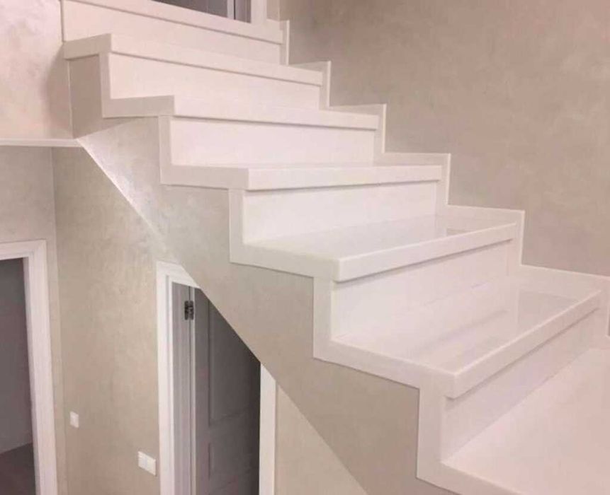 Лестница из искусственного камня (акрил, кварц), ступени, облицовка.