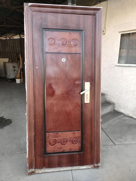 Продам металлическую  дверь