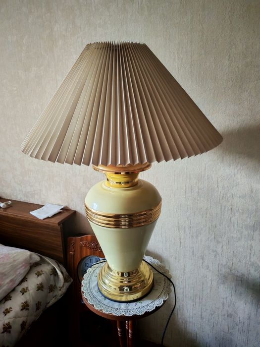 Продаю лампу настольную