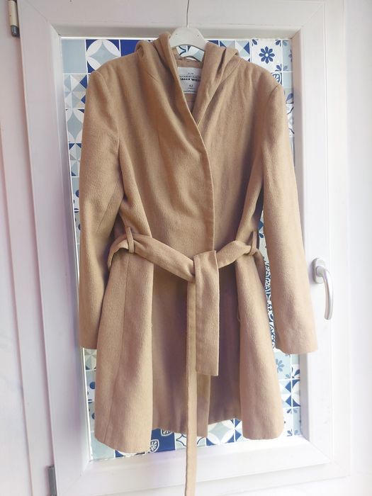 Palton crem cu glugă și cordon în talie made în Italy