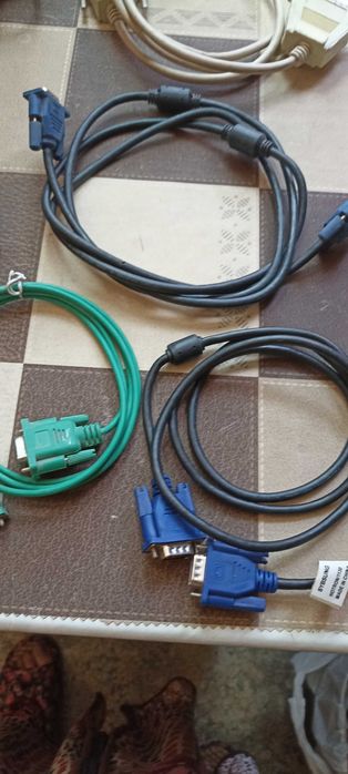Шнуры сетевые, соединительные для компьютера.