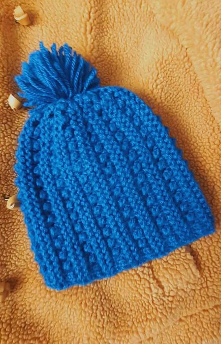 Късо,  патешко жълто палто с шапка в тюркоазено синьо