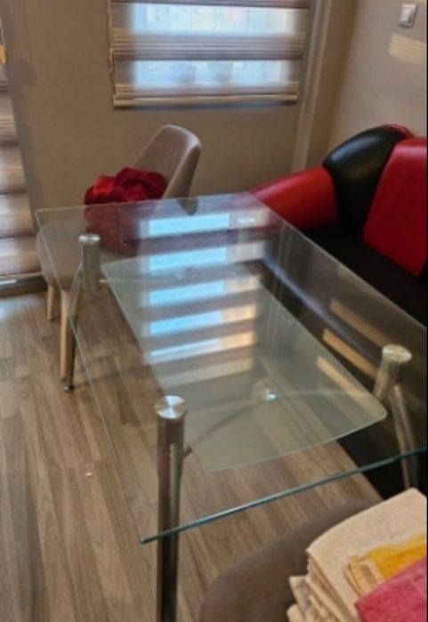 Стъклена трапезна маса