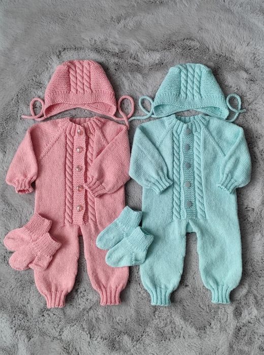 Salopetă tricotată, căciuliță cu șosete handmade