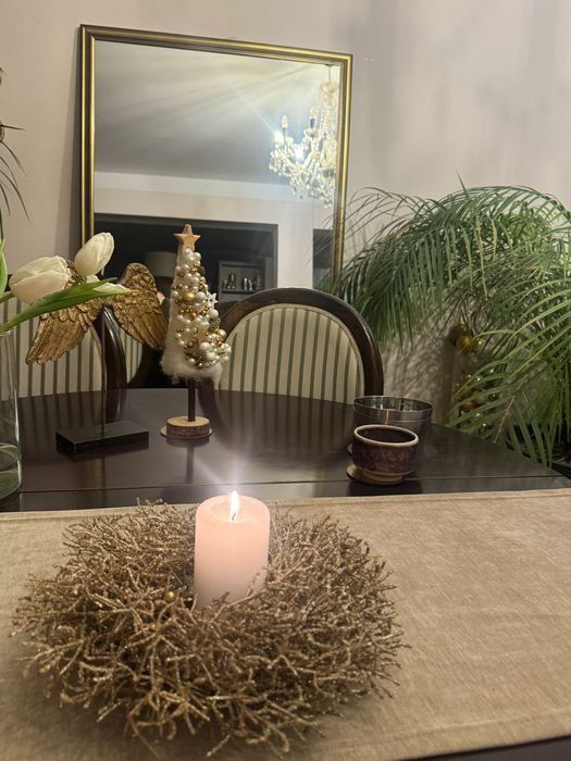 Oglinda dreptunghiulară cu ramă din lemn aurie în relief