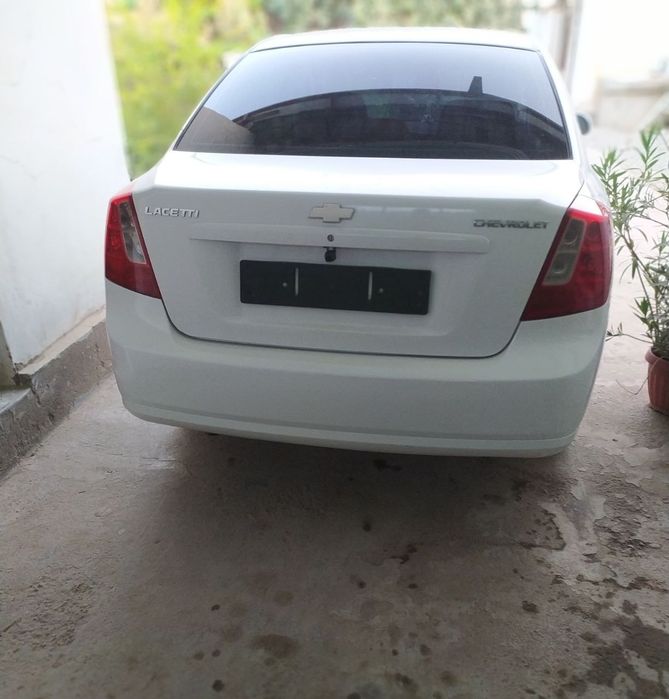 Lasetti 1.8 sotiladi