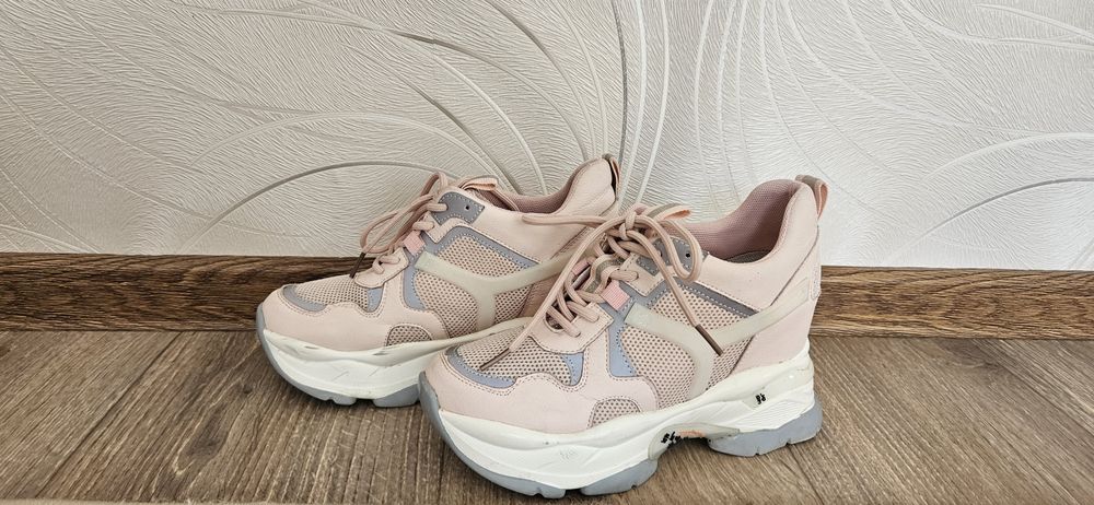 Кроссовки женские