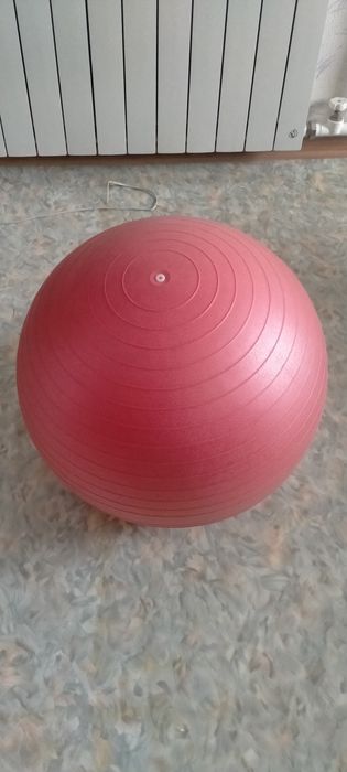 Мяч для фитнеса и аэробики.