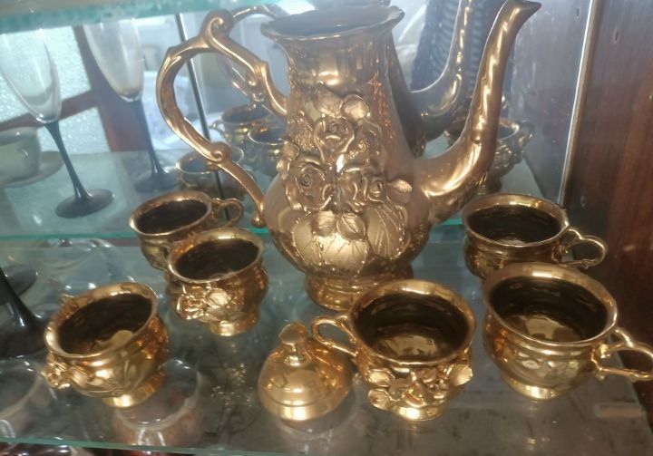 Продам золотой набор чайного сервиса.