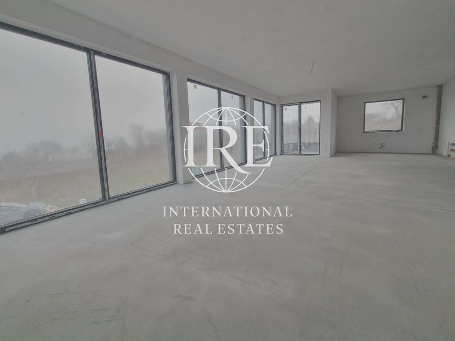 Нова двуетажна къща с впечатляваща панорамна гледка към езерото и гра