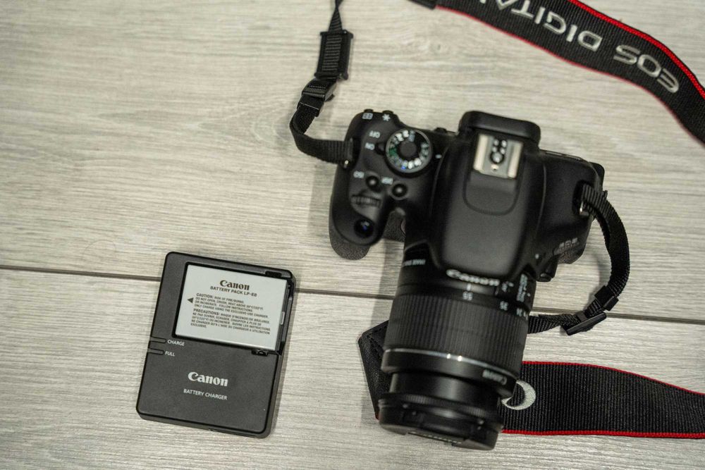 Vand Canon 600D cu obiectiv 18-55 IS (cu stabilizare) 2600 cadre NOU