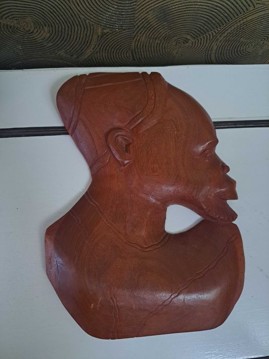 Еротични статуетки от дърво