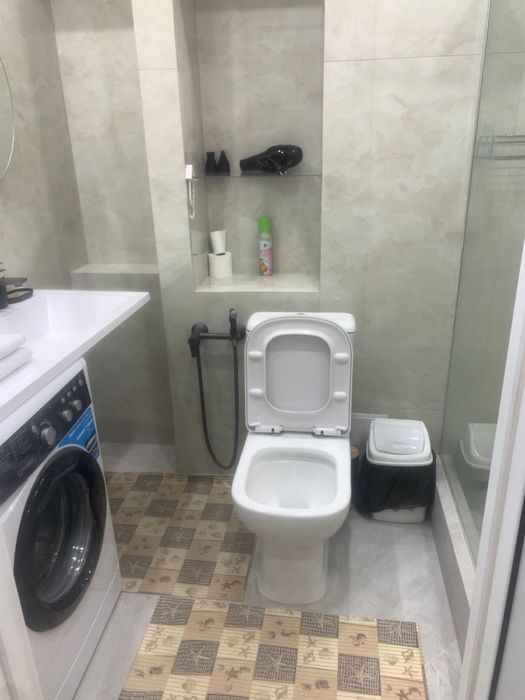 Современная студия с тропическим душем посуточно