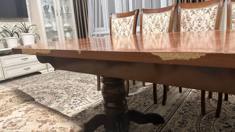 Стол для гостинной