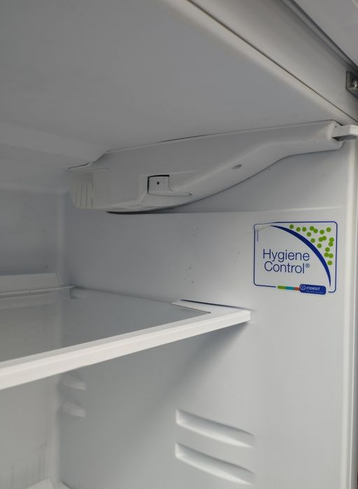 Продавам хладилник с камера indesit taan