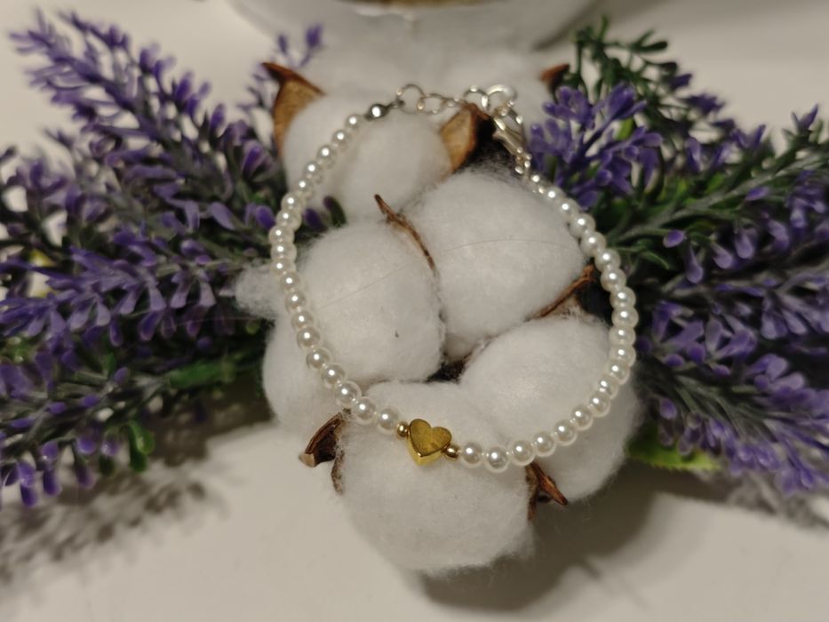 Bratara hand-made cu perlute si inima placata cu aur