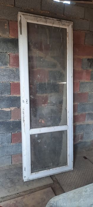 Пластиковые дверь  продаётся 225/80