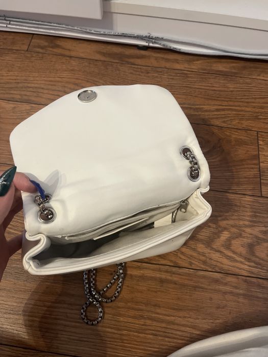 Бяла кожена чанта Bershka