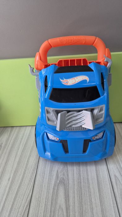 Valiza cu piste de curse si spatiu depozitare 20 masinute Hot Wheels