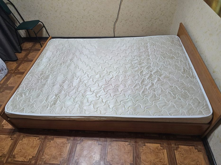 Продам кровать с матрасом