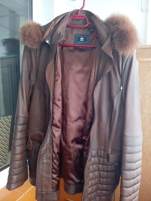 Haină  din piele naturală  maro , gluga cu blană  de vulpe, mărime xxxl, ca și  nouă,damă!