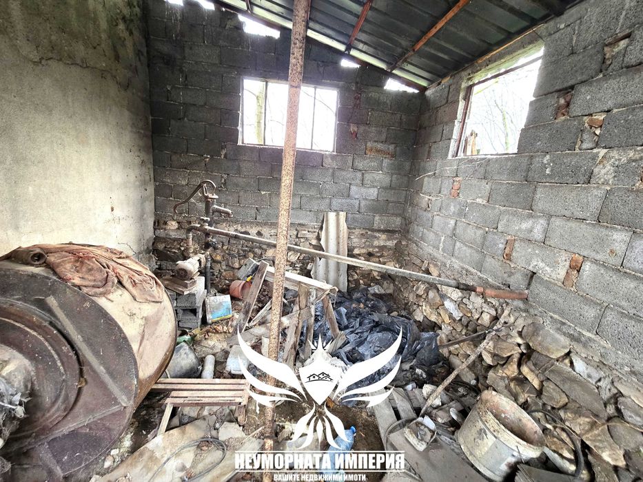 Продавам склад/селскостопански сгради 1450РЗП в имот 8700кв с.Боянци