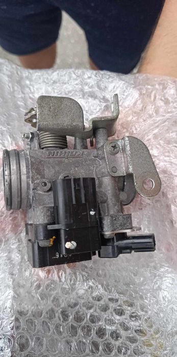 Дросел клапа      .