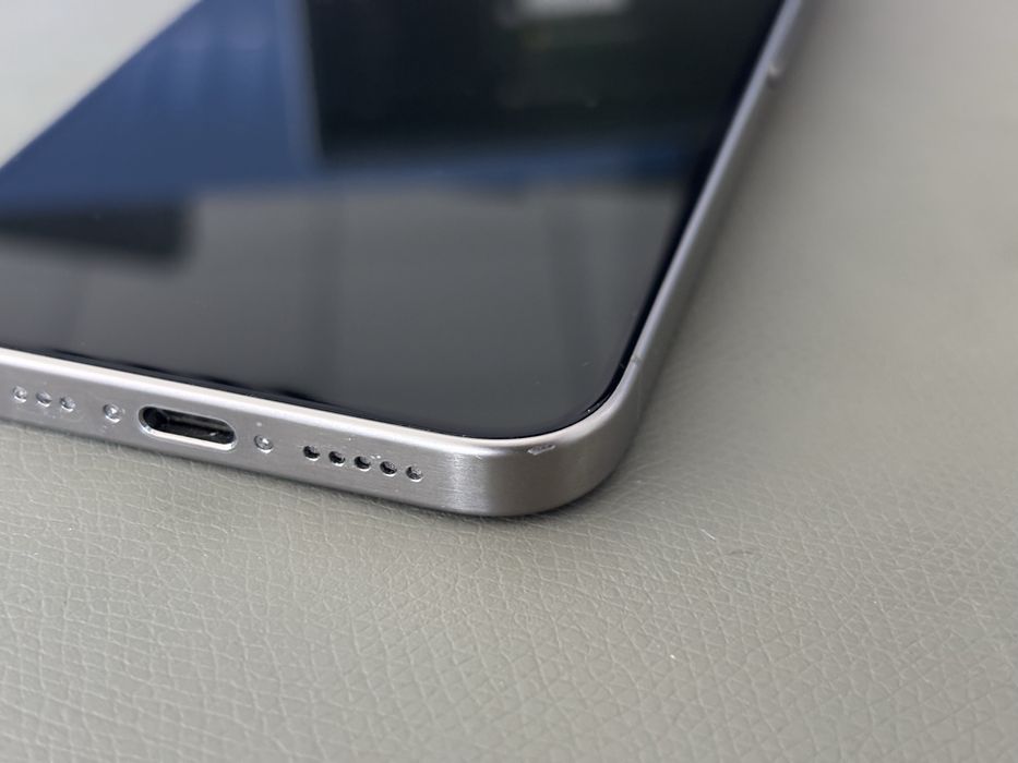 iPhone 15 Pro 128GB, liber rețea, garanție Altex 09.2026, baterie 89%, full box
