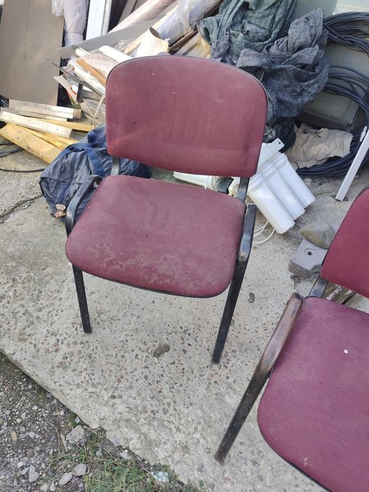 Vând Scaune tapitate de birou