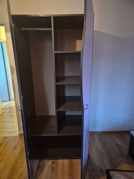 Продавам разтегателен диван и гардероб