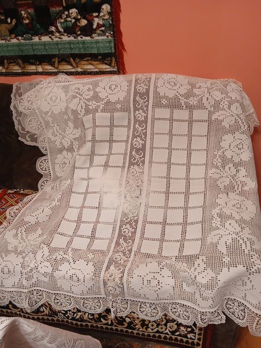 Fete de masa,sterfare si cearceafuri tesute in razboi.