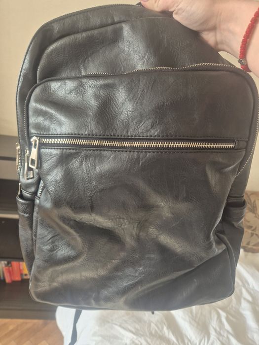 Голяма дамска раница , черен цвят 25лв