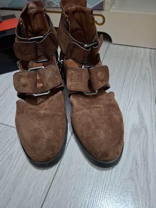 Аяқ киімдер сатылады